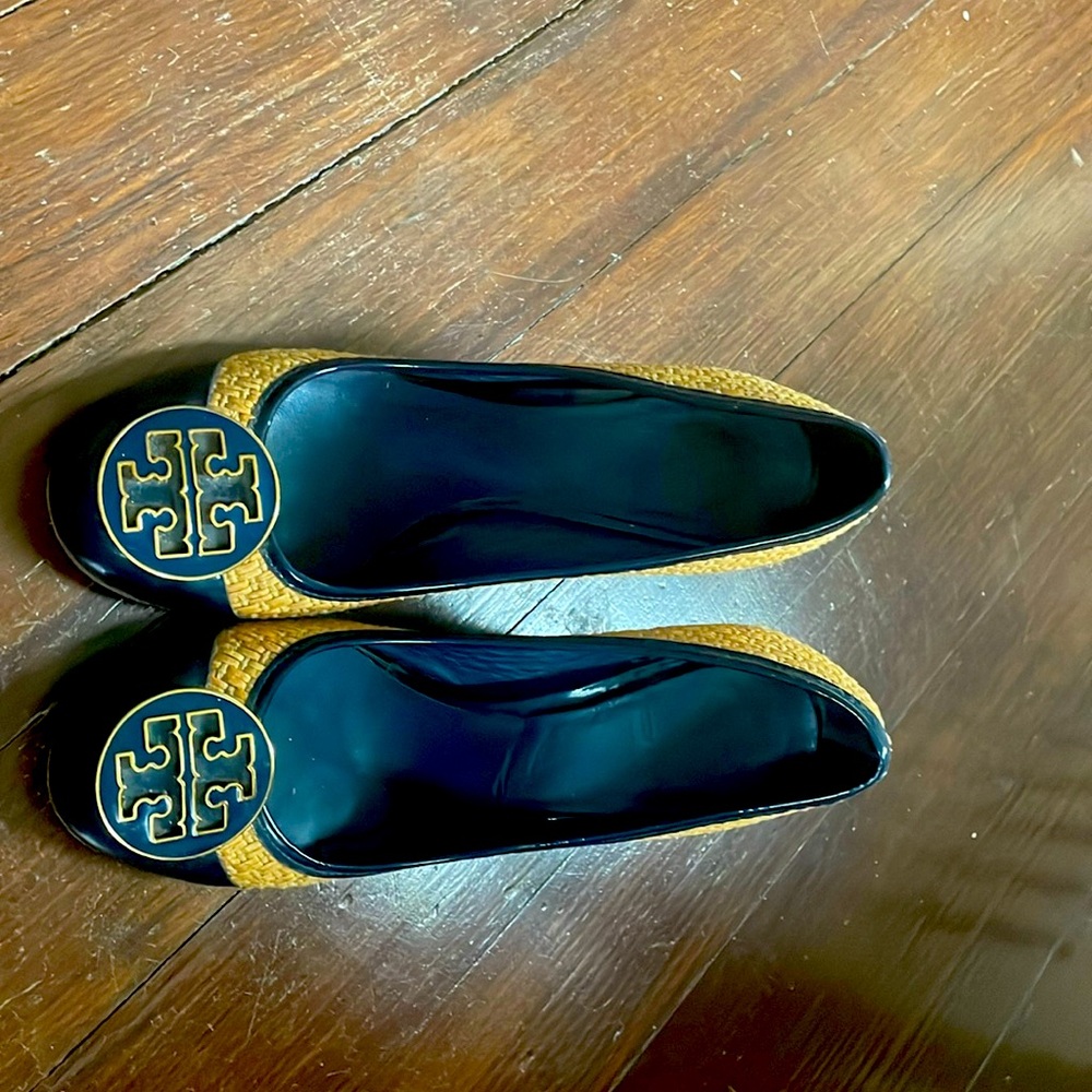 Tory Burch Mixed media natural/navy heels. Size 7.